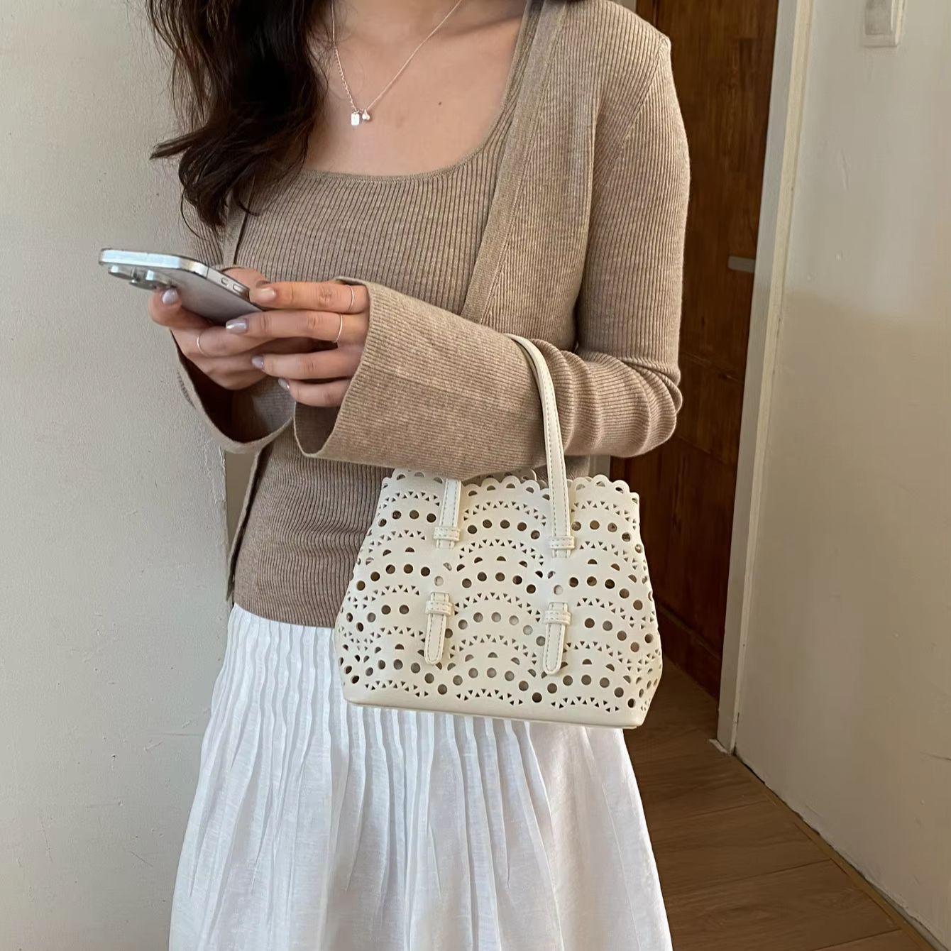 Red Hollow Printed Crossbody B - Leather Work Handbags For Women 评论和价格